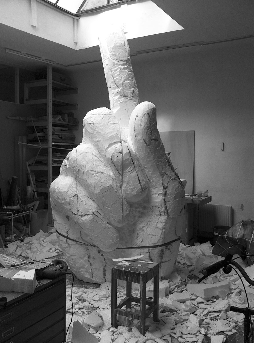 Fabian Fink - Hand, Auftragsarbeit (2016) ca. 330cm, Atelieransicht