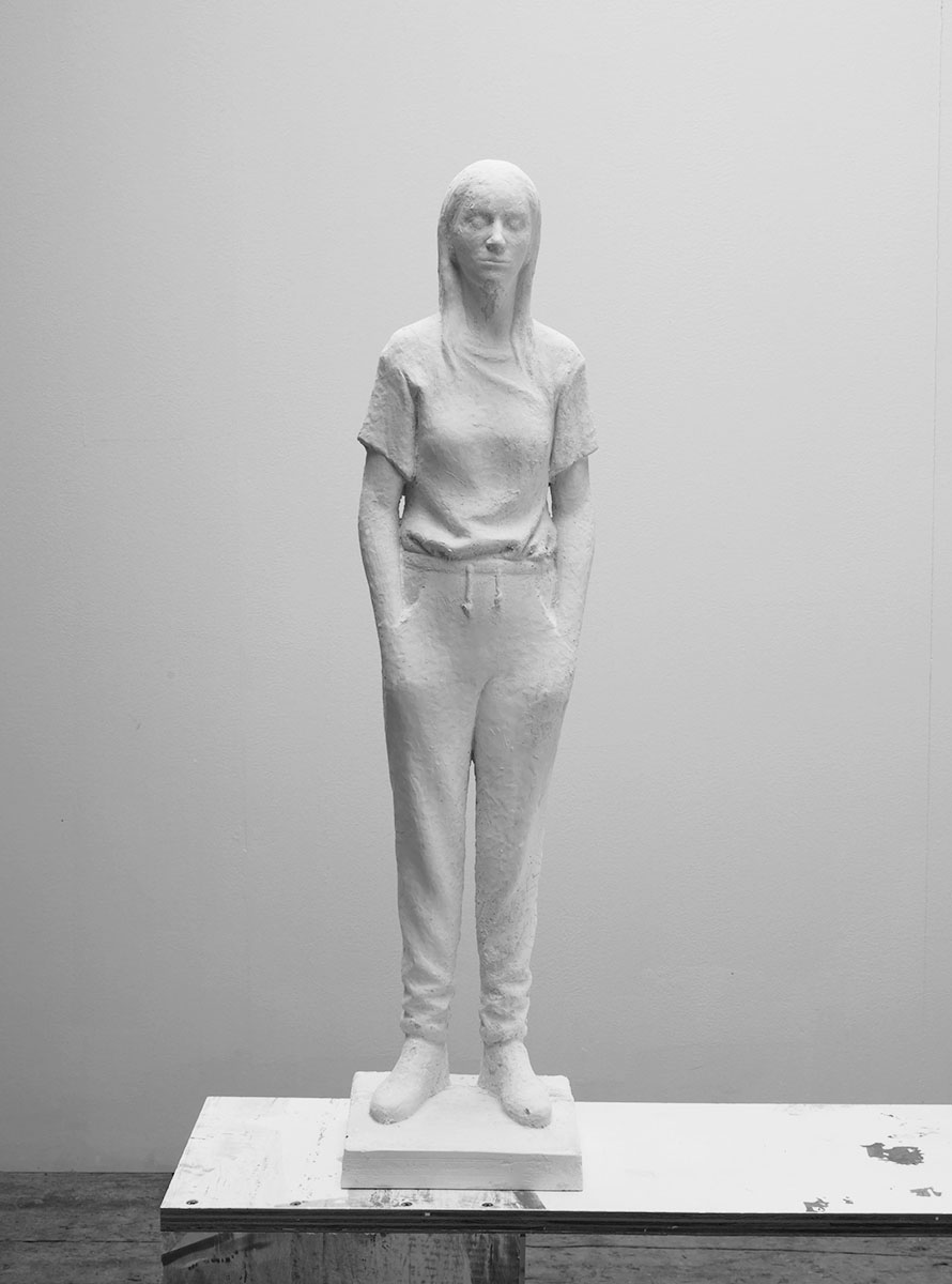 Fabian Fink - Jogginghosenskulptur, Indigo (2017) - Weissbeton, ca. 70cm