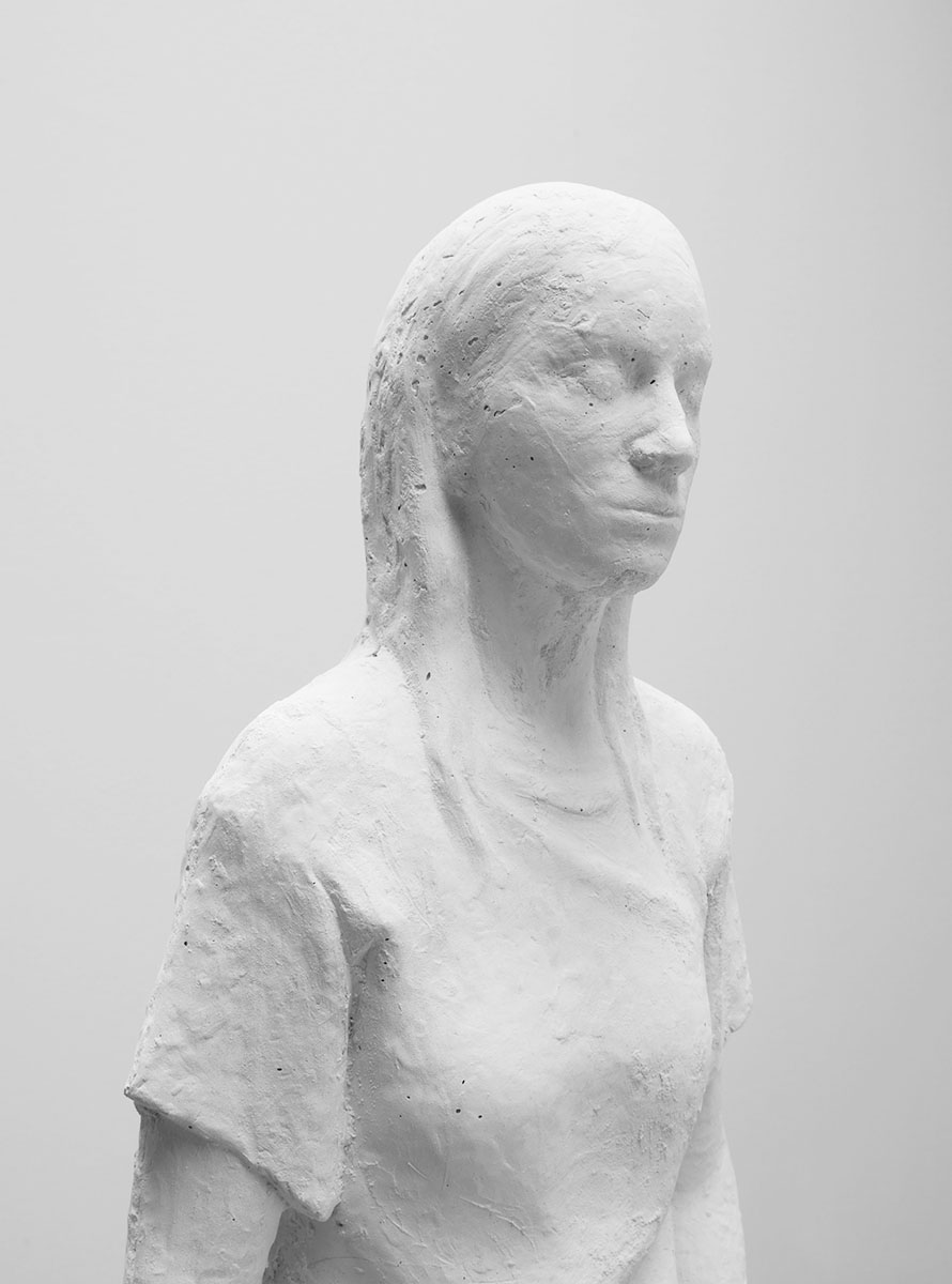 Fabian Fink - Jogginghosenskulptur Detail, Indigo (2017) - Weissbeton, ca. 70cm